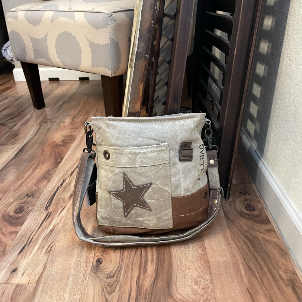 Myra Bag- Leather Star Crossbody - Picture 4 of 12